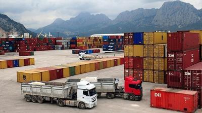 واردات کالاهای اساسی از سوی شرکت بازرگانی دولتی از نصف کمتر شد